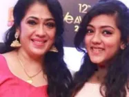  ரேகாவுக்கு இவ்வளவு பெரிய மகளா?: அவரும் நடிக்க வருகிறாரா?