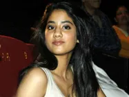 ஹீரோவை தன் மடியில் உட்கார வைத்த ஸ்ரீதேவியின் மகள்: வைரல் புகைப்படம் 