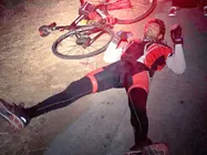 ராத்திரி நேரத்தில் சாலையோரம் மட்ட மல்லாக்க கிடந்த ஆர்யா 