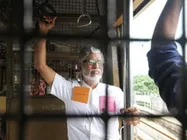 பொய்க்கதைகள் நடுவே உண்மைக்கதைகள் - திரைக்கதை ஏறிய மனிதர்கள் 