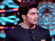 சாயிஷாவுக்கு சதீஷ் முத்தம் கொடுத்த பிறகு ஆர்யா என்ன செய்தார் தெரியுமா? 