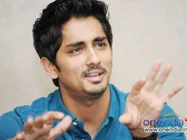 இதை யார்கிட்ட கேட்கணுமோ அங்க கேளுங்க.. என்கிட்ட வந்து ஏன் கேட்குறீங்க: நிருபரிடம் சீறிய சித்தார்த்! 