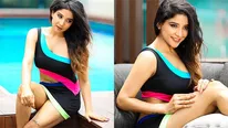 நீச்சல் உடை.. தொப்புள் தொடை தெரிய அந்த இடத்தில் டாட்டூ.. கிளாமர் போஸில் அசத்தும் பிக்பாஸ் பிரபலம்! 
