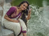 சேலை அழகா.. நீ அழகா… காயத்ரியின் சூடேற்றும் போட்டோசூட்!