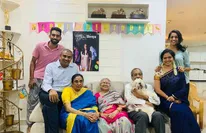 அது வதந்தின்னு சொன்னாரே.. பிரபல பாடகி 2 வது திருமணம் உண்மைதான்.. திடீர் நிச்சயதார்த்தம்! 