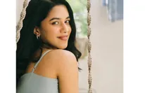 இன்னும் வளரவே ஆரம்பிக்கல அதுக்குள்ள தொடையகாட்டி கவர்ச்சியா... பிரபல இளம் நடிகை அட்ராசிட்ட