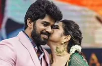 விழா மேடையில் பாண்டியன் ஸ்டோர்ஸ் நடிகரை அணைத்து நச்சென இச்சு கொடுத்த டிடி.. தீயாய் பரவும் போட்டோ! 