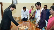 முதலமைச்சர் விஜய் செம ஜாலி.. பிரக்ஞானந்தவுடன் செஸ் ஆட்டம்.. என்ன ரிசல்ட் தெரியுமா?
