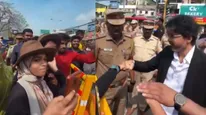 காரில் இருந்து இறங்கி மக்களை சந்தித்த சிஎம் விஜய்.. இளைஞர்களுடன் மாஸ்டர் போஸ்.. வேறலெவல் சம்பவம்!