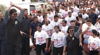 52 வயசுன்னா நம்பாதீங்க.. 18 வயசு கூட ஆகல.. சிஎம் விஜய் ஓடுனதை பார்த்து சிலாகித்த ரசிகைகள்!
