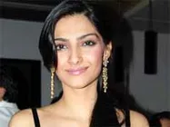 హీరోయిన్ హౌస్ అరెస్టు