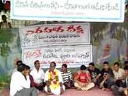 న్యాయం చేయాలి...నేనింతే భాధితుల నిరాహారదీక్ష