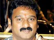 ప్రక్కన ఉన్నది టెర్రరిస్టులేమో..కృష్ణ భగవాన్