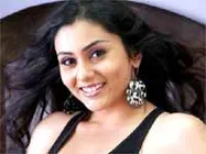 స్కూల్‌ కుర్రాడు ప్రేమ....నమిత తిప్పలు