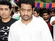 జూ ఎన్టీఆర్ ని పరామర్శించిన సినీ ప్రముఖులు