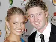 ప్రముఖ క్రికెటర్ మాజి ప్రిమురాలి అందాలను ఆరబోసిన మ్యాగజైన్..!