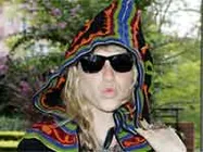 ప్రగ్నెన్సీ రాకుండా మా అమ్మే కండోమ్ వాడమని చెప్పిందంటున్న సింగర్