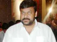 చిరు 150వ చిత్రానికి రాజకీయ వాతావరణమే అడ్డునా...?