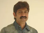 ఆ హీరోగారి రొమాన్స్ కి అడ్డుకట్టవేసిన ఫ్యామిలీ మెంబర్స్...!