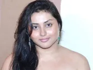 నమిత ఇంట్లోనే పెట్టించుకుని సుఖపడదామనుకుంటోంది