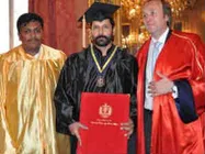 ఆ యూనివర్శిటీ హీరో విక్రమ్ కి డాక్టరేట్ ప్రధానం చేసింది