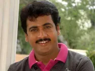 హీరో శివాజిని చూసి నవ్వుకుంటున్నారు