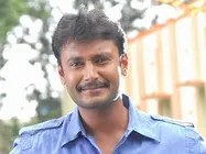 జైలు పాలైన హీరో కోసం...యువతి సూసైడ్ ప్రయత్నం