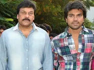 చరణ్ రొమాంటిక్ డ్యూయెట్ సెట్ లో సర్ ప్రైజ్ చేసిన చిరంజీవి....!