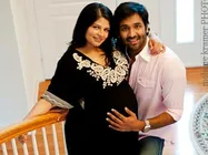 కడుపుతో ఉన్న భార్యతో విష్ణు ఫోజులు