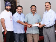 రూ. 5లక్షల విరాళం స్వీకరించిన పరుచూరి