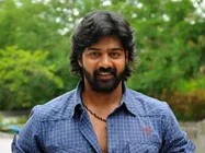 అప్పుడు వెయిటర్...ఇప్పుడు సినిమా హీరో అయ్యాడు