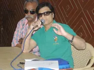 ఇంట్లోంచి వెళ్లిపోలేదు: ఆస్తి వివాదాలపై హీరో ప్రెస్‌మీట్