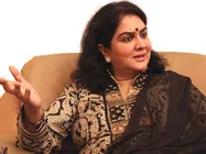 దమారం: స్టేజీపైకి  తాగి వచ్చి...రచ్చ రచ్చ చేసింది