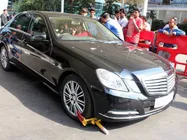   హీరోయిన్ అసిన్ కారు: పోలీసులు సీజ్ చేస్తున్నప్పుడు (ఫొటోలు)