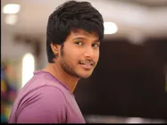 సందీప్ కిషన్‌కు కేక్ ఫేషియల్ చేసిన రెజీనా (ఫోటో)