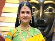 టీవీ షోలో తాగి వచ్చి, బూతు పంచాంగం: హీరోయిన్ పై కేసు నమోదు (వీడియో) 