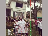 బన్నీ ఇంట్లో స్వతంత్ర దినోత్సవం: జండా ఎగరేసిన అల్లు అర్జున్