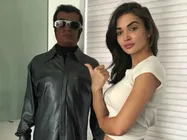 నకిలీ రోబో రజినీ తో అమీజాక్సన్ ఫోజు: రియల్ రజినీ కోసం ఎదురు చూపు 