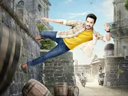 అఖిల్ అన్నిట్లో వేళ్ళు పెడుతున్నాడట: విక్రమ్ కుమార్‌ని చికాకు పెడుతున్నాడా?? 