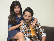 ఐదు క్యారెకర్ల మధ్య నలిగిన www.మీనాబజార్