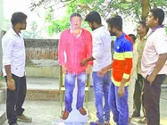  వైరల్ పిక్: వర్మ కటౌట్‌కు నాగ్ ఫ్యాన్స్ పాలాభిషేకం.. ఆఫీసర్ అట్టర్ ప్లాప్, అయినా ఎందుకో తెలుసా!