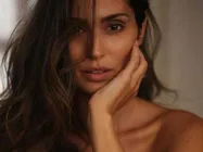 బాయ్‌ఫ్రెండ్ చేతిలో బుక్కైన హాట్ బ్యూటీ.. తలవంచక తప్పలేదు (వీడియో)!