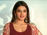 పూరీకి ఫ్లాపులుంటేంటి? చైతూ అలాంటోడు.. కానీ అఖిల్ నిప్పు: నిధి అగర్వాల్