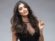 పూజా హెగ్డే బుగ్గ గిల్లిన అభిమాని.. నీ ప్రేమని నేను ఫీల్ అవుతున్నా!