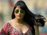 హీరోయిన్ కోసం బాయ్‌ఫ్రెండ్స్ కొట్లాట... ప్రియుడి తలపై మాజీ లవర్ బాటిల్‌‌తో దాడి!