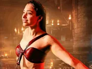 హీరోని బెడ్‌రూమ్ లోకి తీసుకొచ్చి రెచ్చిపోయిన తమన్నా.. నీ కోసమే ఈ జిలేబీ అంటూ 