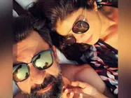 నన్ను రోజు నలిపేస్తాడు.  ప్రియుడితో పడక గది ఫోటోను షేర్ చేసిన టాప్ హీరోయిన్