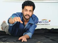 హీరో శివాజీ అరెస్ట్.. తప్పించుకొని విదేశాలకు.. పారిపోతుండగా అదుపులోకి..