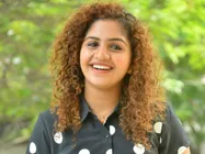 షాపు ఓపెనింగ్‌కు వెళ్లిన హీరోయిన్.. ముక్కు మీద గుద్దిన అభిమాని.. స్టేజ్‌పైనే కన్నీరు